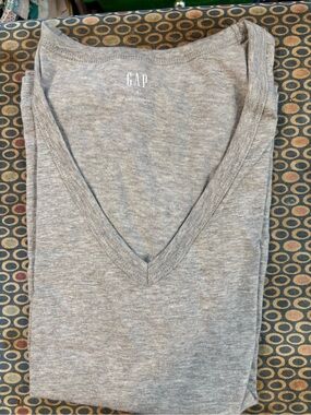 GAP Women's Light Gray V-Neck Tee Size S